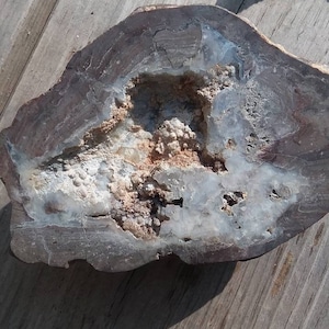 agaat geoden half met chalcedoon//4 1/2 in x 3 in//339,5 gram//kristallen//geoden