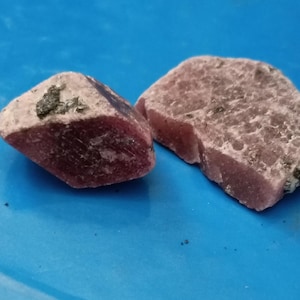 Two rough ruby corundums with record keepers| gemmy| 31mm x 25mm|26 mm x 15mm