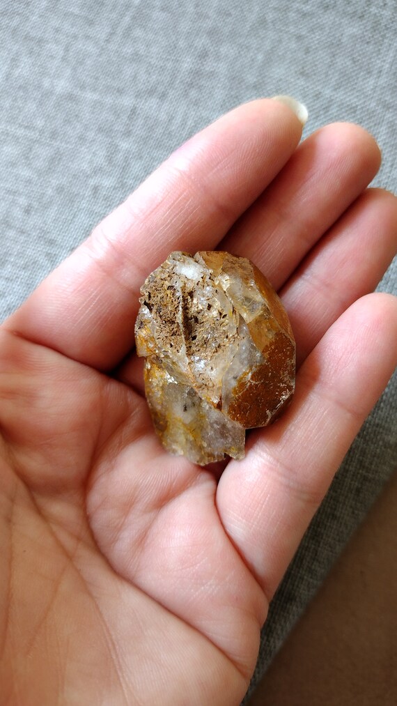 ハーキマーダイヤモンドクォーツ（マトリックス内、リモナイト含有