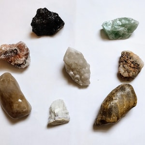 8 Stück Kristalle und Mineralien Bündel/ Rhodonit/ Lepidolith/ Citrin/ Petoskey Stein/ Mexikanischer Calcit/ Kerzenquarz/ Fluorit/ Feuer Achat