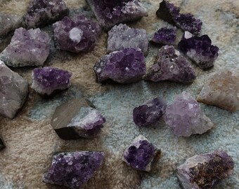 small amethyst clusters//lilac to dark purple//price per piece//1-2 inches//amethyst//crystal clusters