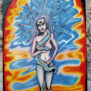 Puede incluir: Una mujer con cabello largo morado y un tercer ojo se para frente a un fondo azul y naranja. Ella está sosteniendo una serpiente alrededor de su cuerpo. El fondo tiene una forma circular con un diseño azul y blanco.