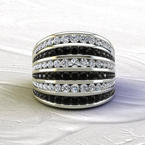 Anillo diamantes blancos y negros en oro blanco 18k. Anillo para aniversario, anillo de pedida, de compromiso o regalo. Envío gratis.