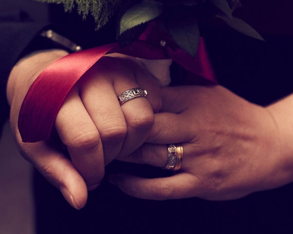 ルビーをあしらったホワイトゴールドリング。贈り物、婚約指輪、記念日