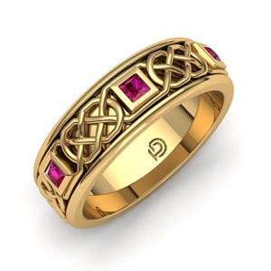 Könnte beinhalten: Ein goldener Ring mit einem keltischen Knotendesign und drei quadratischen Rubin-Edelsteinen.