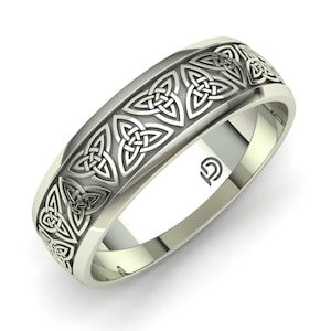Keltischer Ring mit Triqueta aus 18 Karat Weißgold. Ring für Männer und Frauen, als Geschenk, Hochzeit, Verlobung oder Jubiläum. Kostenloser Versand.