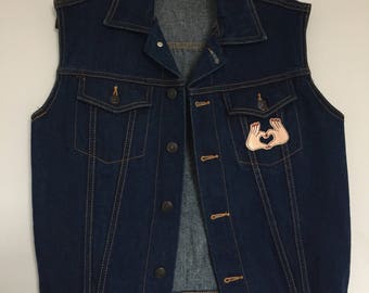 Denim sleeveless jacket with sequin geisha