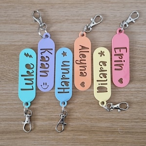 Porte-clés avec nom en acrylique pour enfants | Étiquette de sac d'école | Étiquette de sac de pépinière | Retour à l'école | Porte-nom pour enfants | Porte-clés personnalisé pour enfants | Cadeau