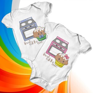 Świeżo z piekarnika Kawaii Baby Bodysuit | Słodkie ubranka dla niemowląt | Zabawne body dla niemowląt | Strój dla noworodka | Prezent na baby shower | Uroczy maluszek