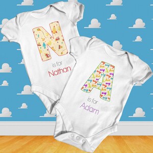 Carta personalizada con nombre bodysuit de bebé / ropa linda de bebé / regalo de baby shower / bodysuit de bebé personalizado / ropa de bebé para recién nacidos /