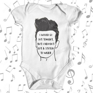 Könnte beinhalten: Weißer Baby Strampler mit einer schwarz-weißen Illustration eines Personenkopfes und dem Text "I would go out tonight, but I haven't got a stitch to wear."