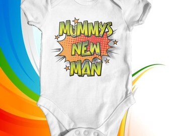 Mamas neuer Mann-Baby-Body | Slogan Baby Body | Baby-Dusche-Geschenk | Niedliche Babykleidung | Lustiger Baby Body | Neugeborenen Baby Kleidung