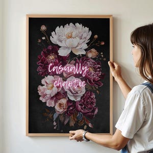 Lässige dunkelrosa Blumenslogan-Druck, Vintage botanische Wandkunst, Juwel-Ton-Blumen, maximalistische Malerei, digitaler Download