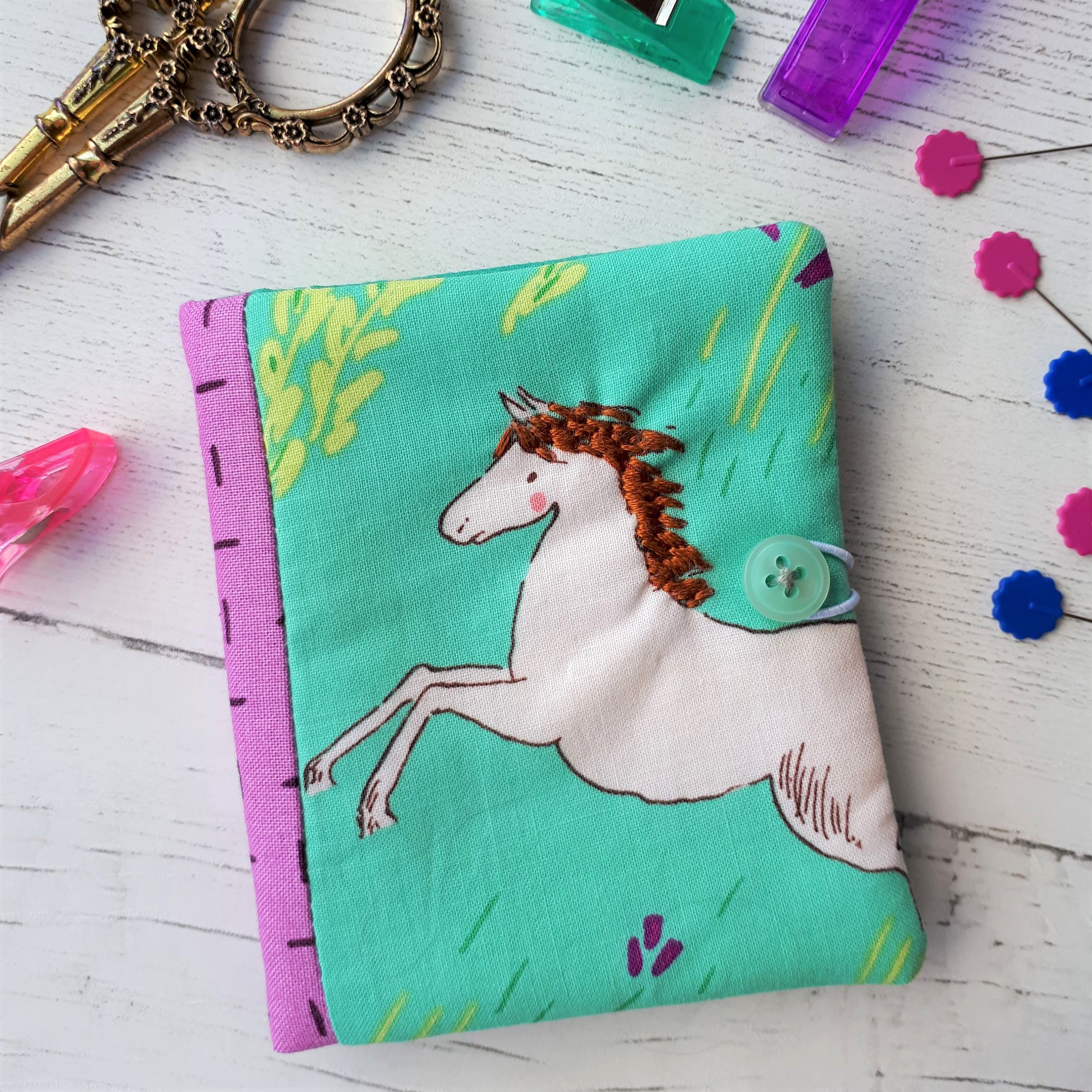 Carnet à la main - sauvage cheval/Wee Wander/Sarah Jane/violet/rose/turquoise - couture/broderie. Carnet à la main - - - sauvage cheval/Wee Wander/Sarah Jane/violet/rose/turquoise - couture/broderie. 265f2d