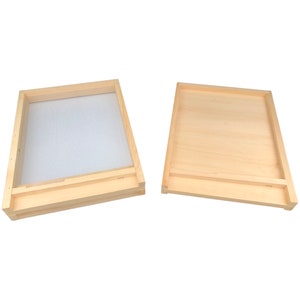 Pu&ograve; includere: Due telai per alveare in legno, uno con una rete metallica e l'altro con una superficie in legno massiccio. Entrambi i telai sono in legno chiaro e hanno un design semplice.