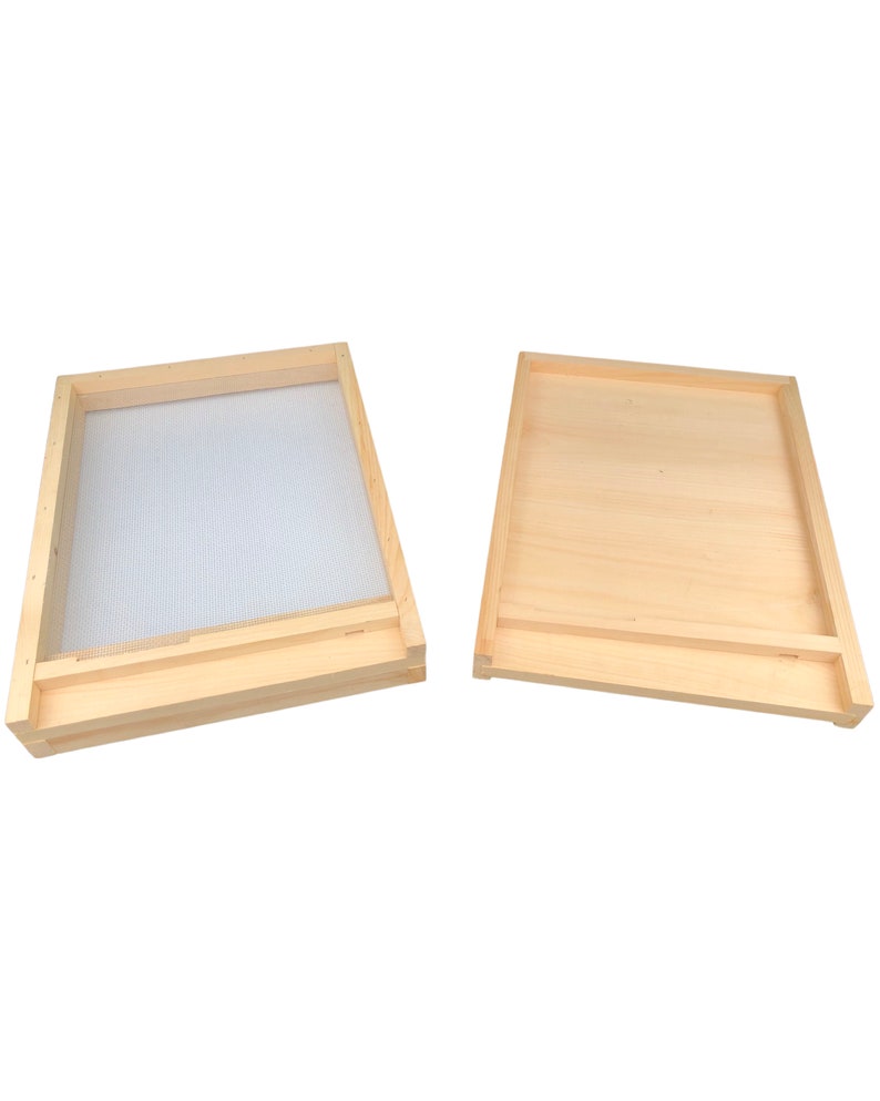 Pu&ograve; includere: Due telai per alveare in legno, uno con una rete metallica e l'altro con una superficie in legno massiccio. Entrambi i telai sono in legno chiaro e hanno un design semplice.