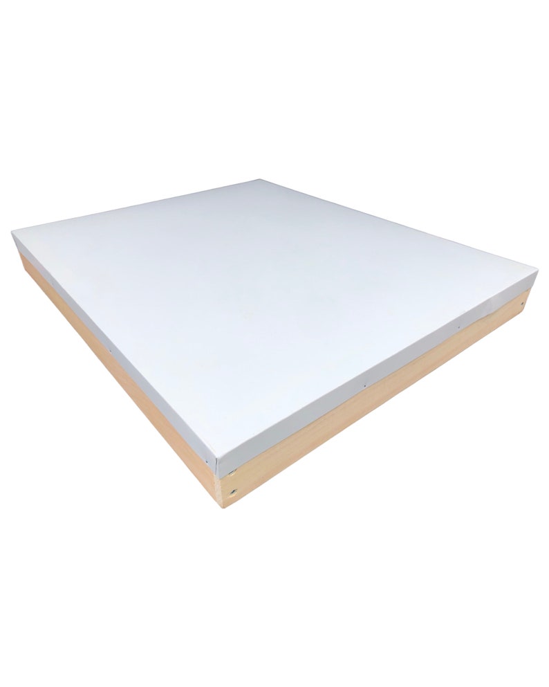 Pu&ograve; includere: Una scatola di alveare in legno bianco con un coperchio bianco. La scatola &egrave; in legno e ha una finitura in legno naturale. Il coperchio &egrave; fatto di un materiale bianco e ha una superficie liscia.