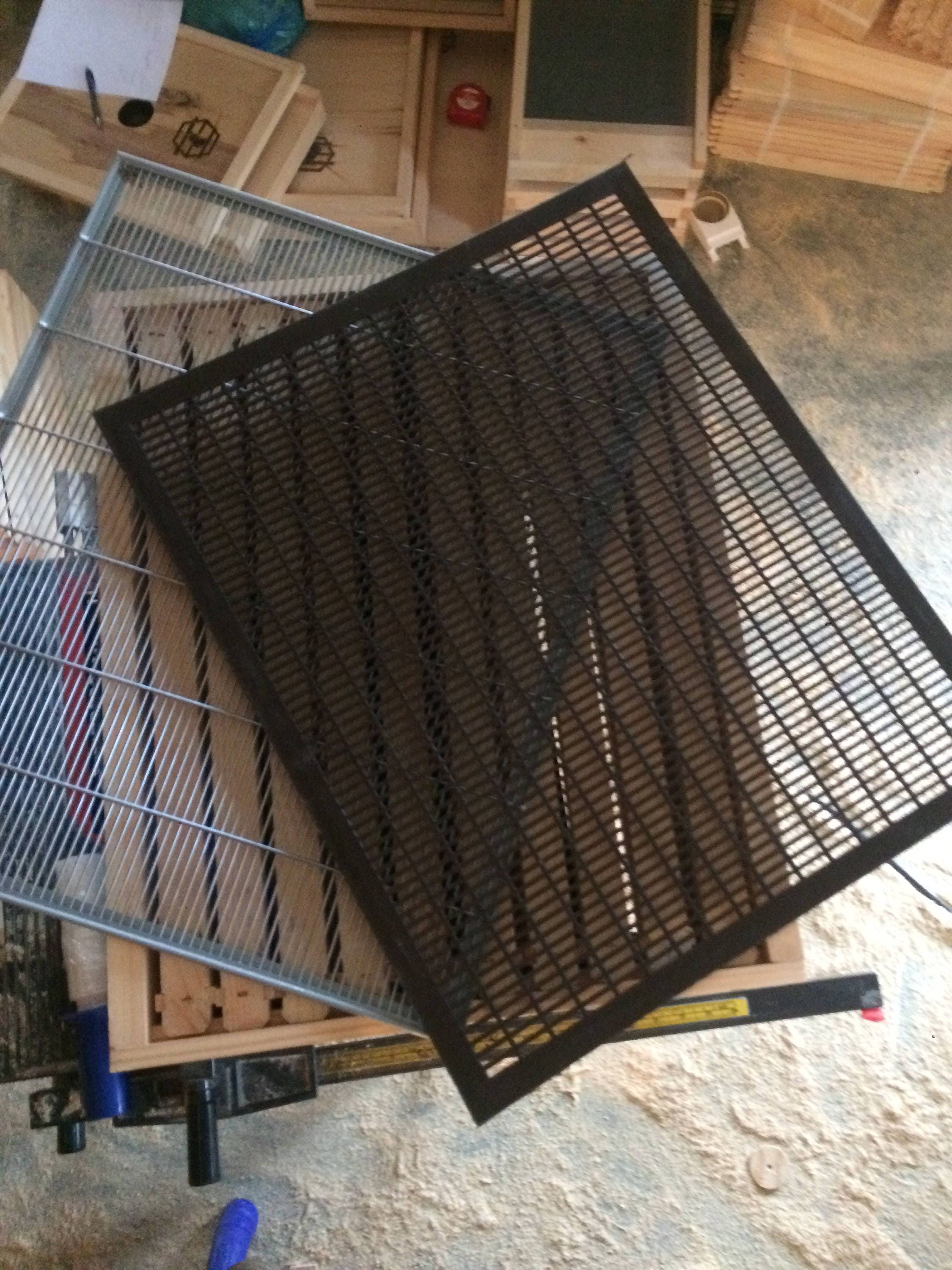 Queen Excluder ( Metal Or Plastic )