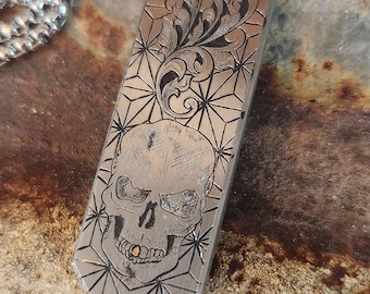 Colgante de plata grabado a mano - Calavera con incrustaciones de oro