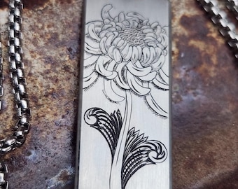 Colgante de plata con crisantemo grabado a mano - Personalízalo