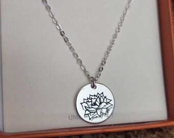Conjunto de collar en capas con colgante de plata grabado a mano con flor de nacimiento o flor personalizada - Personalizar