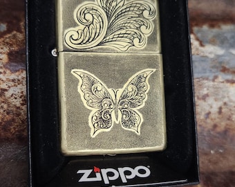 Encendedor Zippo con diseño de mariposa y volutas grabado a mano