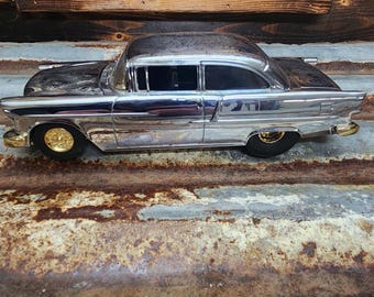 Modelo de automóvil Chevy Bel Air de 1955 grabado a mano: oro de 24 quilates y cromo