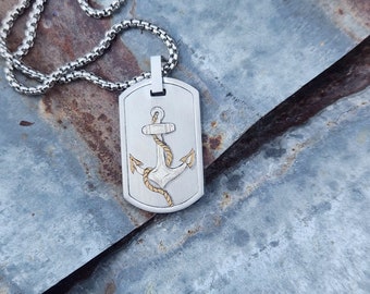 Colgante de ancla grabado a mano