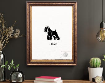 Pode incluir: Uma impressão de arte emoldurada apresentando a silhueta preta de um cão Schnauzer centralizada em um fundo branco. Abaixo do cão, o nome Olive está impresso em texto preto. A obra está inserida em uma moldura marrom escura com borda dourada.