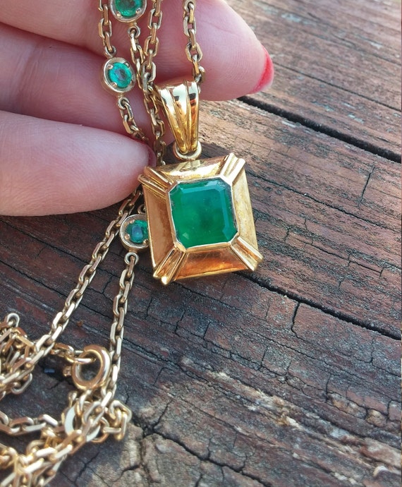 18k Gold 2.50ct Colombian Emerald Pendant