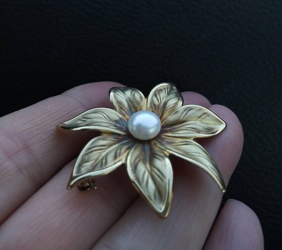 14k Gold Pearl Flower Brooch Pin Fabulous Vintage - image 2