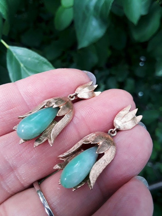 Victorian 14k Gold Jade Dangling Lilly Flower Ear… - image 2