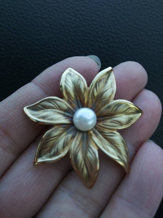 14k Gold Pearl Flower Brooch Pin Fabulous Vintage - image 8