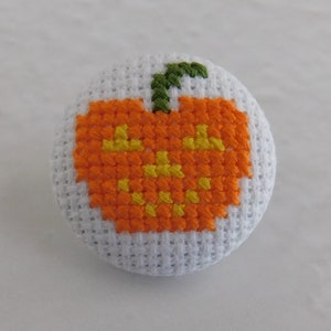 Jack-o'lantern Halloween Pin, Halloween Pumpkin Pin, Halloween Accessory, Halloween Brooch, Pumpkin Brooch, Cross Stitch Pin image 2