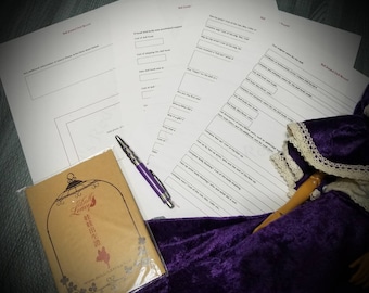 Könnte beinhalten: Ein lilafarbenes Samt-Puppenkleid mit weißer Spitzenborte, ein braunes Büchlein mit dem Text "Doll Loving" und den Worten "娃娃情结" in chinesischen Schriftzeichen sowie ein lilafarbener Stift auf einem weißen Blatt Papier mit dem Text "Doll Journal & Doll Record".