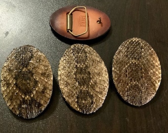 Peut inclure: Quatre boucles de ceinture ovales. Trois sont en cuir brun avec un motif de peau de serpent. Une est une boucle en cuir brun avec une boucle en laiton.