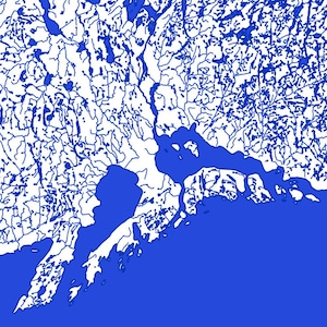Peut inclure: Un dessin au trait blanc d'une carte d'une r&eacute;gion c&ocirc;ti&egrave;re avec de nombreuses criques et voies navigables. La carte est sur un fond bleu.