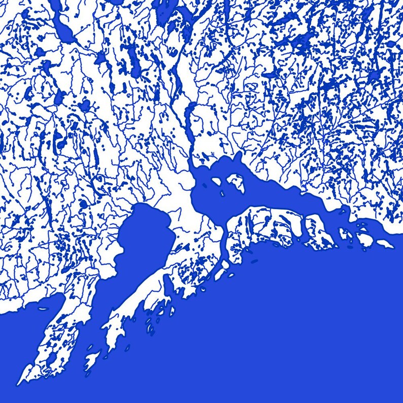 Peut inclure: Un dessin au trait blanc d'une carte d'une r&eacute;gion c&ocirc;ti&egrave;re avec de nombreuses criques et voies navigables. La carte est sur un fond bleu.