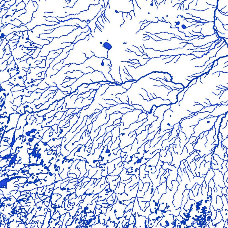 Peut inclure: Une carte d&eacute;taill&eacute;e d'un r&eacute;seau fluvial avec des lignes bleues repr&eacute;sentant les cours d'eau. La carte montre un r&eacute;seau de rivi&egrave;res et de ruisseaux qui se ramifient &agrave; partir d'une source centrale.