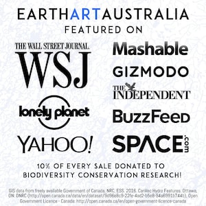 Peut inclure: Texte noir et blanc sur fond blanc. Le texte indique "EARTHARTAUSTRALIA FEATURED ON" et liste des publications dont The Wall Street Journal, Mashable, Gizmodo, The Independent, Lonely Planet, BuzzFeed, Yahoo! et Space.com. Le texte indique &eacute;galement "10% OF EVERY SALE DONATED TO BIODIVERSITY CONSERVATION RESEARCH!"