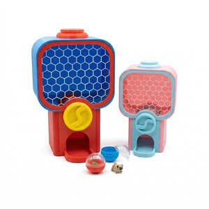 Puede incluir: Dos juguetes de m&aacute;quinas de chicles coloridas, uno rojo y azul, el otro rosa y azul. Cada uno tiene una ventana con patr&oacute;n de panal. Los accesorios incluyen una peque&ntilde;a figura de perro pug, una taza azul y una c&uacute;pula transparente.