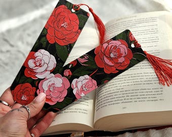Marcapáginas con estampado floral en 3D de camelia: reverso holográfico, borla hecha a mano
