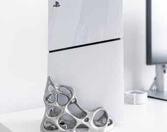 Suporte para console com grade orgânica para PS5 e PS5 Slim | Suporte vertical futurista em prata metálico | Configuração moderna para mesa de jogos