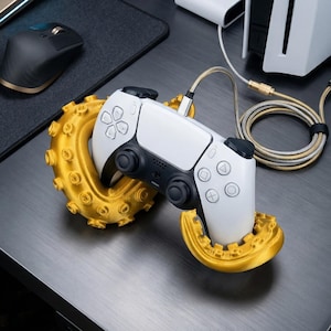 Puede incluir: Un juego de tres tazas de cerámica con un acabado mate moteado. Las tazas son en tonos crema, gris claro y gris oscuro. Cada taza tiene un diseño simple y minimalista y un asa redondeada.