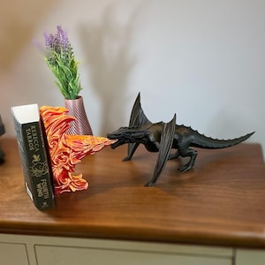 ドラゴンの息吹をイメージした火を吐くブックエンド | 3Dプリントブックエンド | ファンタジーな本棚デコレーション | 本好きやドラゴンファンへのユニークなギフト