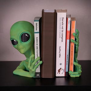 Green Alien Bookend Set | Funny 3D Printed Sci-Fi Shelf Decor | Extraterrestrial Bookends for Nerds & Space Fans