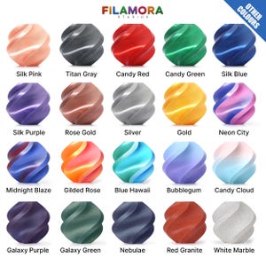 Puede incluir: Una cuadr&iacute;cula de 20 objetos esf&eacute;ricos arremolinados en varios colores, incluyendo rosa, gris, rojo, verde, azul, morado, dorado y blanco. Cada esfera tiene un nombre de color &uacute;nico, como "Silk Pink", "Titan Gray" y "Candy Red". El logotipo "FILAMORA STUDIOS" est&aacute; en la parte superior.