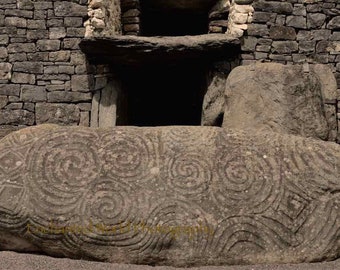 Photo de tombe à couloir de Newgrange, impression de site néolithique, photo du solstice d'hiver, photographie d'Irlande, impression d'art mégalithique, impression d'art de Newgrange