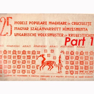 Könnte beinhalten: Ein Vintage-Buchcover mit dem Titel "125 MODELE POPULARE MAGHIARE in CRUCIULIȚE MAGYAR SZÁLÁNVARROTT HÍMZÉSMINTA UNGARISCHE VOLKSMUSTER in KREUZSTICHEN Part 1" in roter Schrift. Das Cover zeigt ein rotes und weißes Kreuzstichmuster mit einem Pferd und einer Person in traditioneller Kleidung.