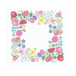 Peut inclure: Un motif floral carré sur fond blanc. Le motif présente une bordure de fleurs colorées dans les tons de rose, rouge, bleu, jaune et violet, avec des feuilles vertes. Les fleurs sont disposées symétriquement sur les bords.